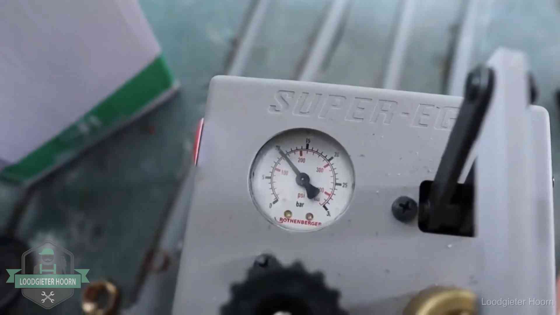 Verzekerd en aansprakelijk in Hoorn Manometer van een afperspomp bij controle van nieuw leidingwerk in Hoorn