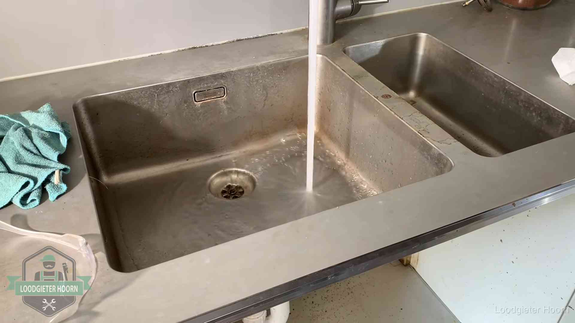 Doorstroomtest van de afvoer bij een gootsteen in Hoorn
