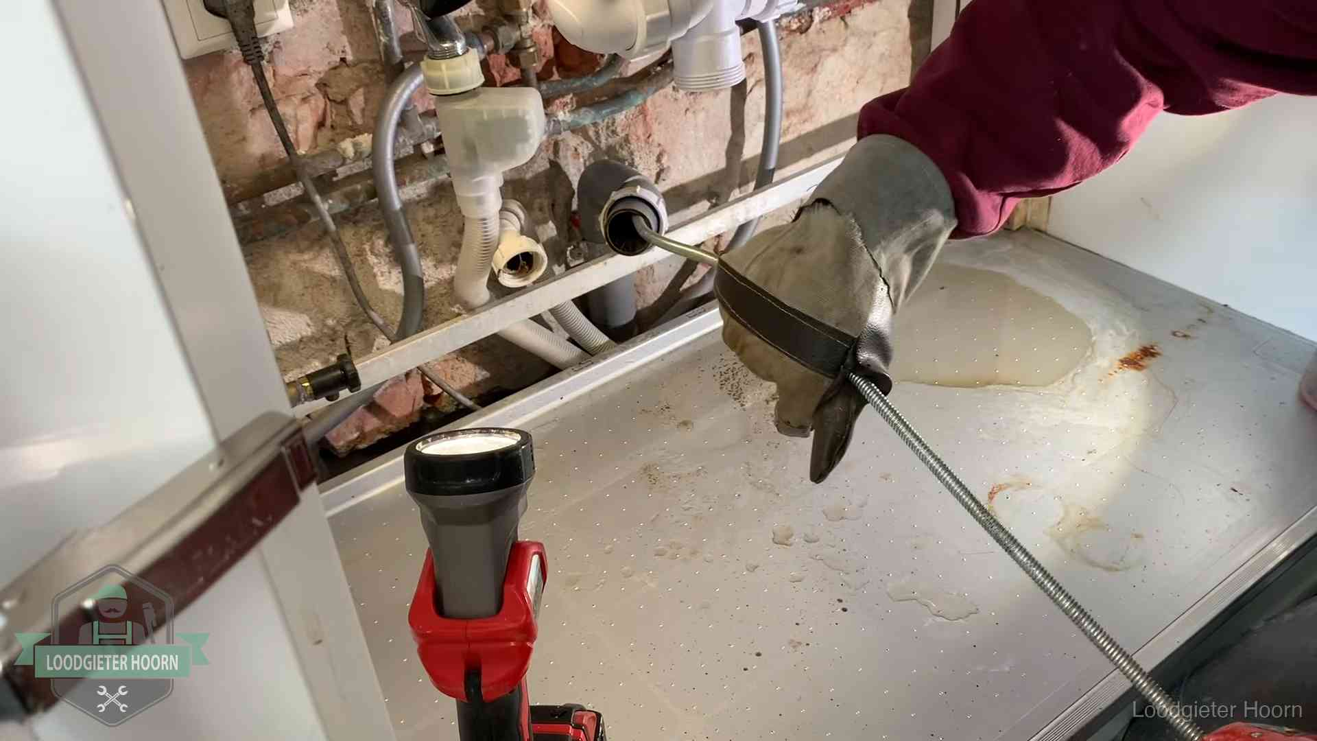 Ontstoppingsveer wordt preventief door een afvoeraansluiting gehaald in Hoorn