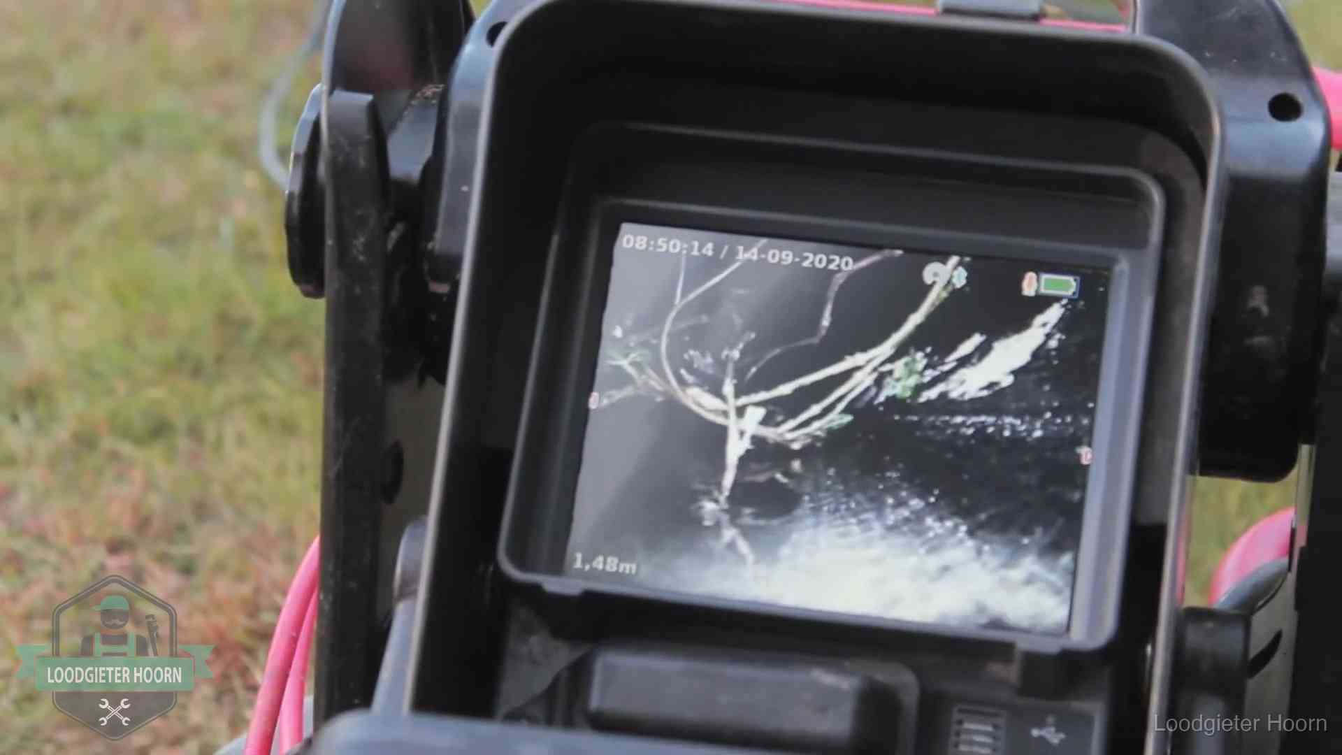 Monitor van een rioolcamera toont wortelingroei in de rioolbuis bij een woning in Hoorn