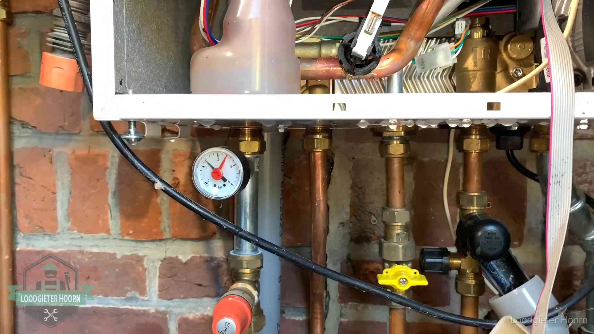 Cv-ketel verliest druk in Hoorn Manometer en aansluitleidingen onder een cv-ketel in Hoorn bij controle op drukverlies