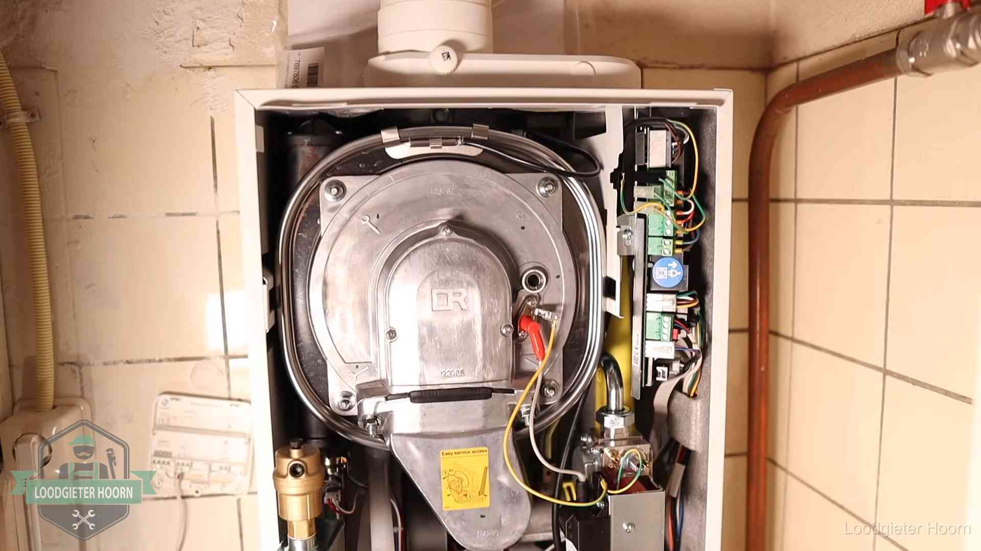 Geopende cv-ketel met warmtewisselaar tijdens periodiek onderhoud in Hoorn