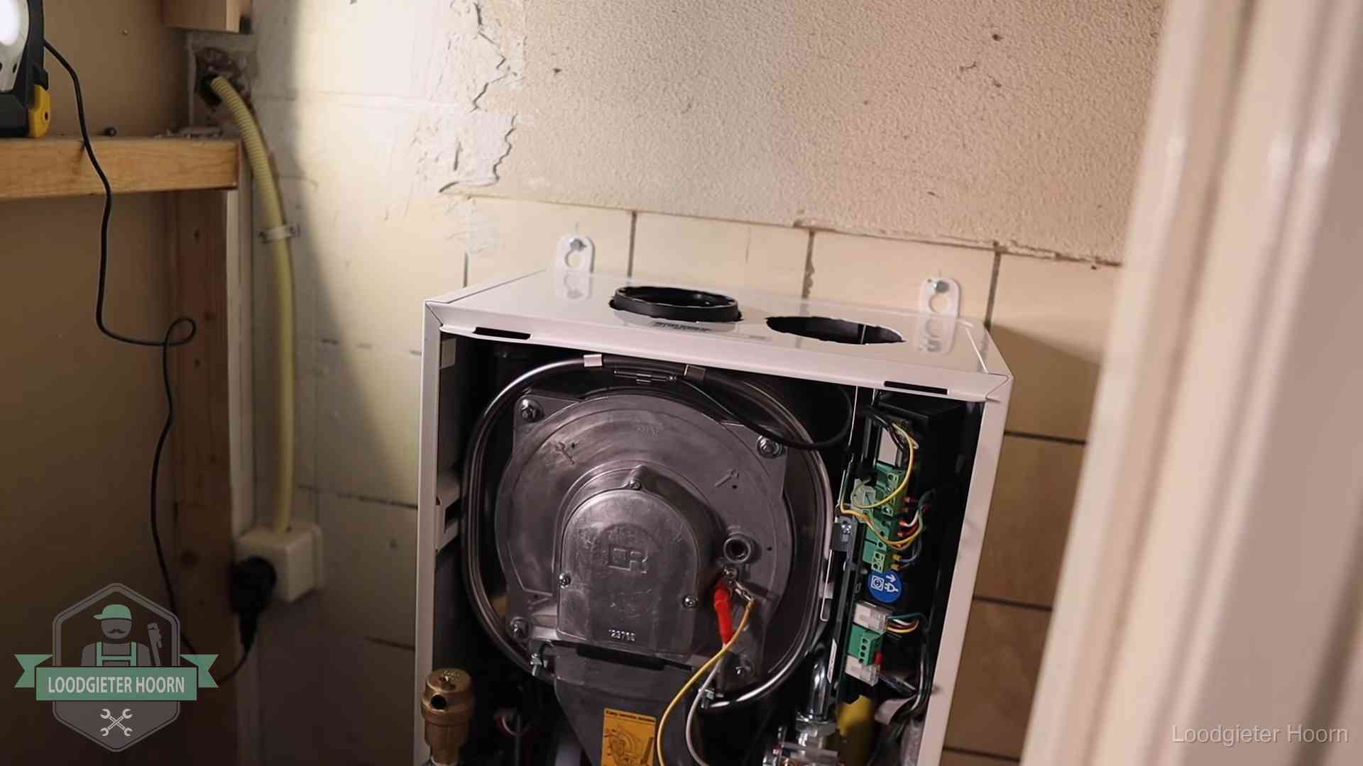 Geopende cv-ketel tijdens een onderhoudsbeurt in Hoorn, met brander en warmtewisselaar zichtbaar