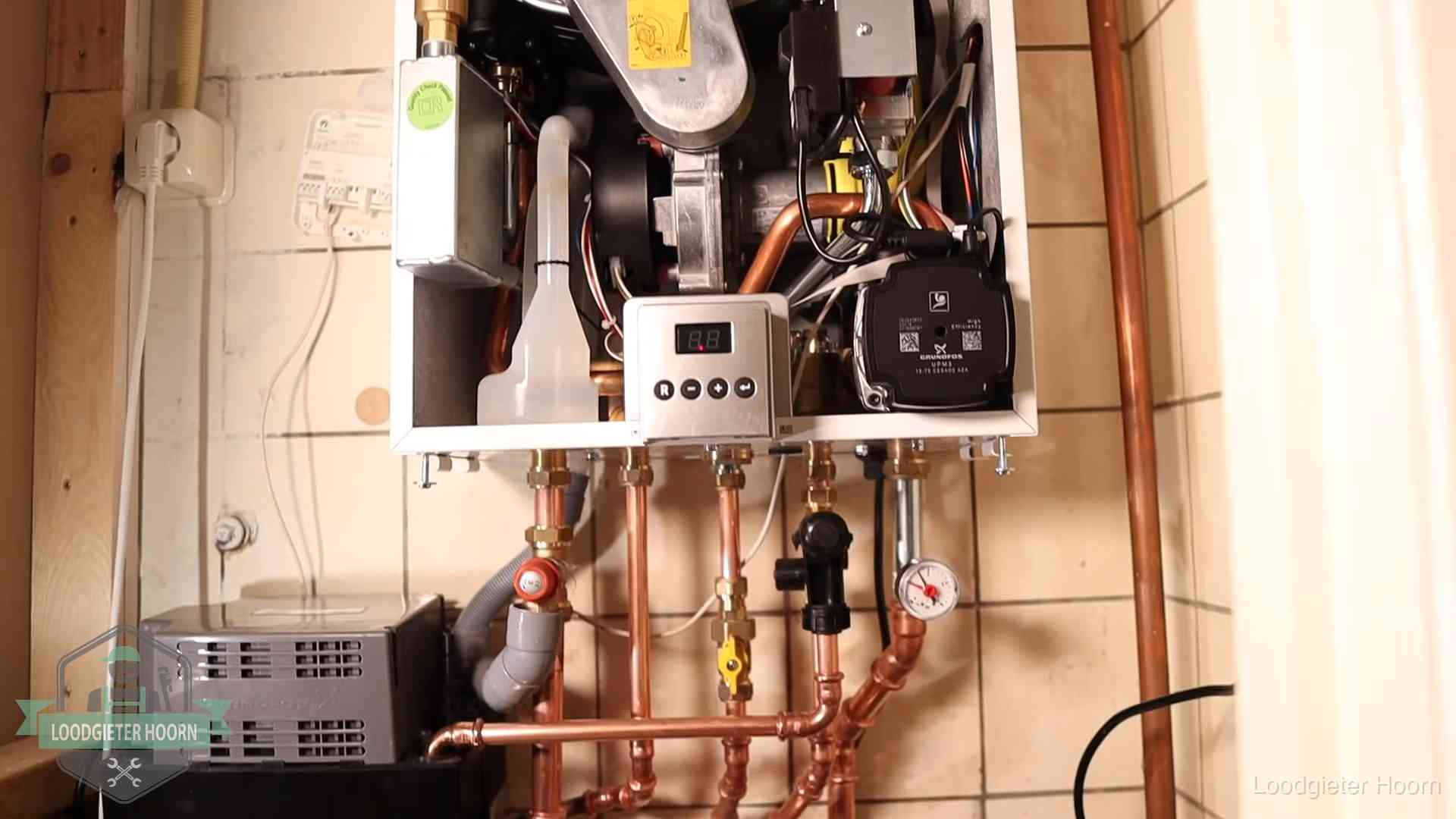 Geopende cv-ketel met brander en cv-pomp tijdens een onderhoudsbeurt in Hoorn