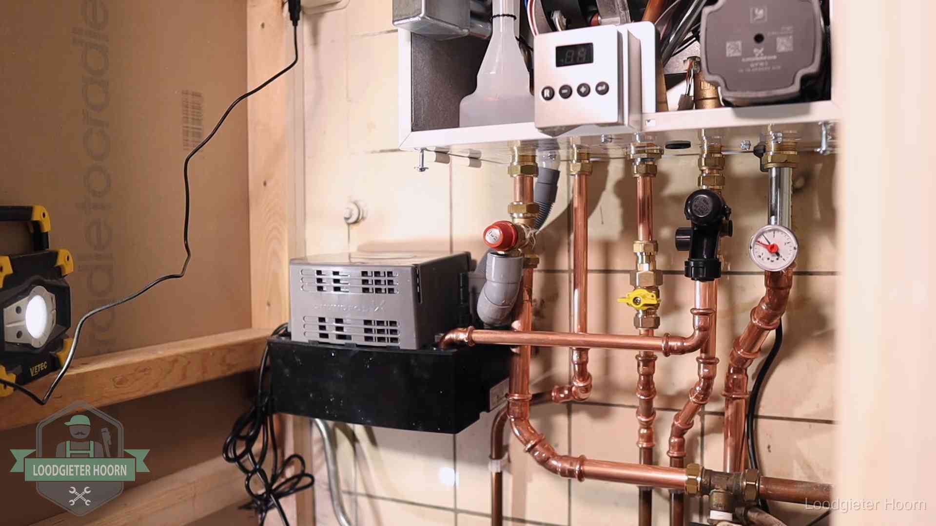 Nieuw koperen leidingwerk met pomp en manometer onder een vervangen cv-opstelling in Hoorn