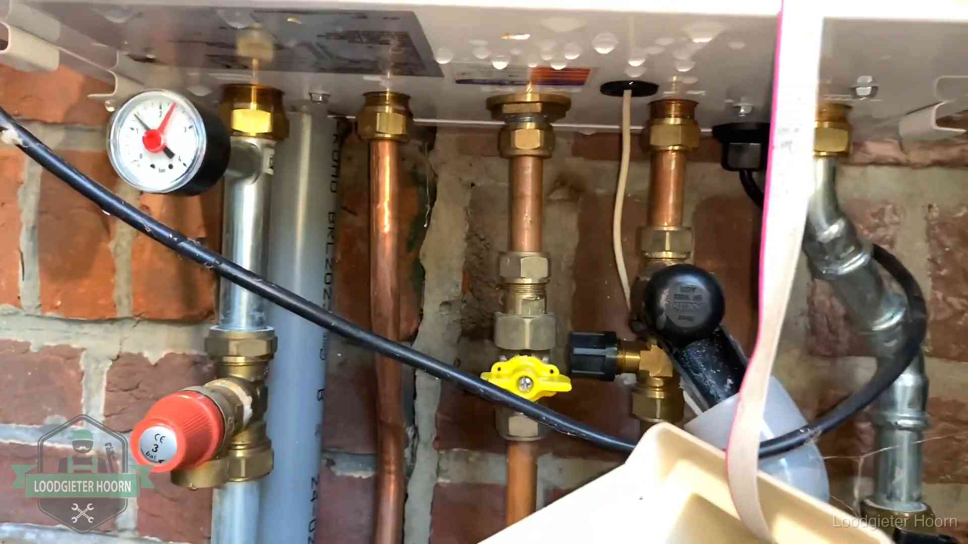 Onderaansluitingen van een cv-ketel met manometer en gaskraan in Hoorn