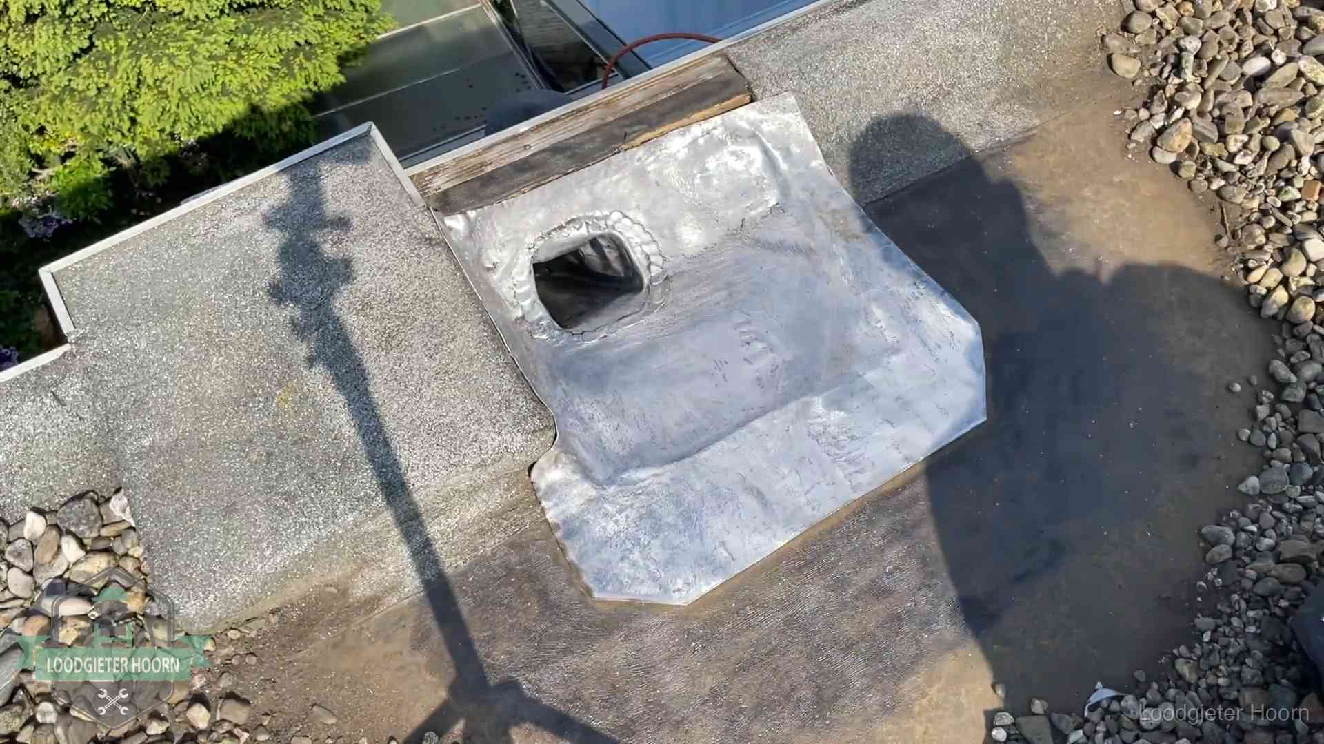 Noodafdichting bij daklekkage in Hoorn Vers afgedichte dakdoorvoer met lood en zink op een plat dak in Hoorn