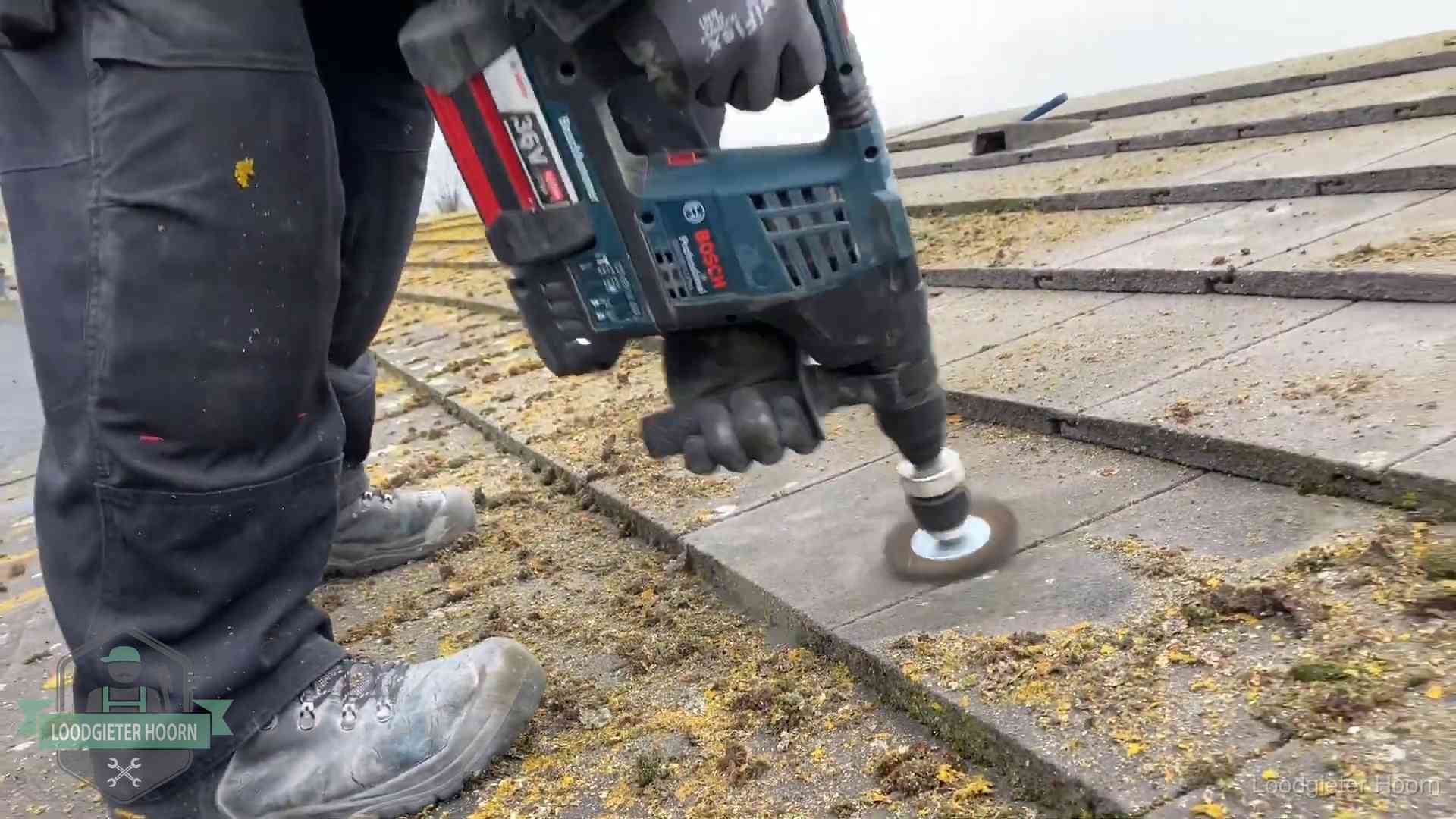 Dakonderhoud en preventie in Hoorn Betonnen dakpannen worden machinaal gereinigd tijdens dakonderhoud in Hoorn