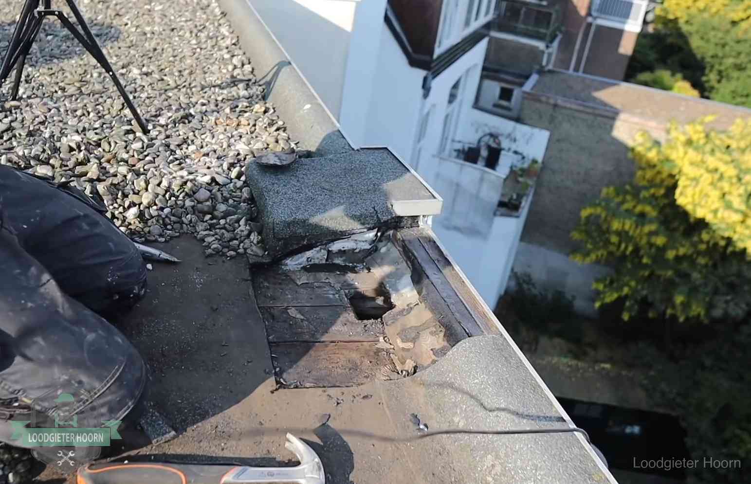 Gevolgen van een daklekkage in Hoorn Opengelegde dakrand met verrot dakbeschot door een langdurige daklekkage in Hoorn
