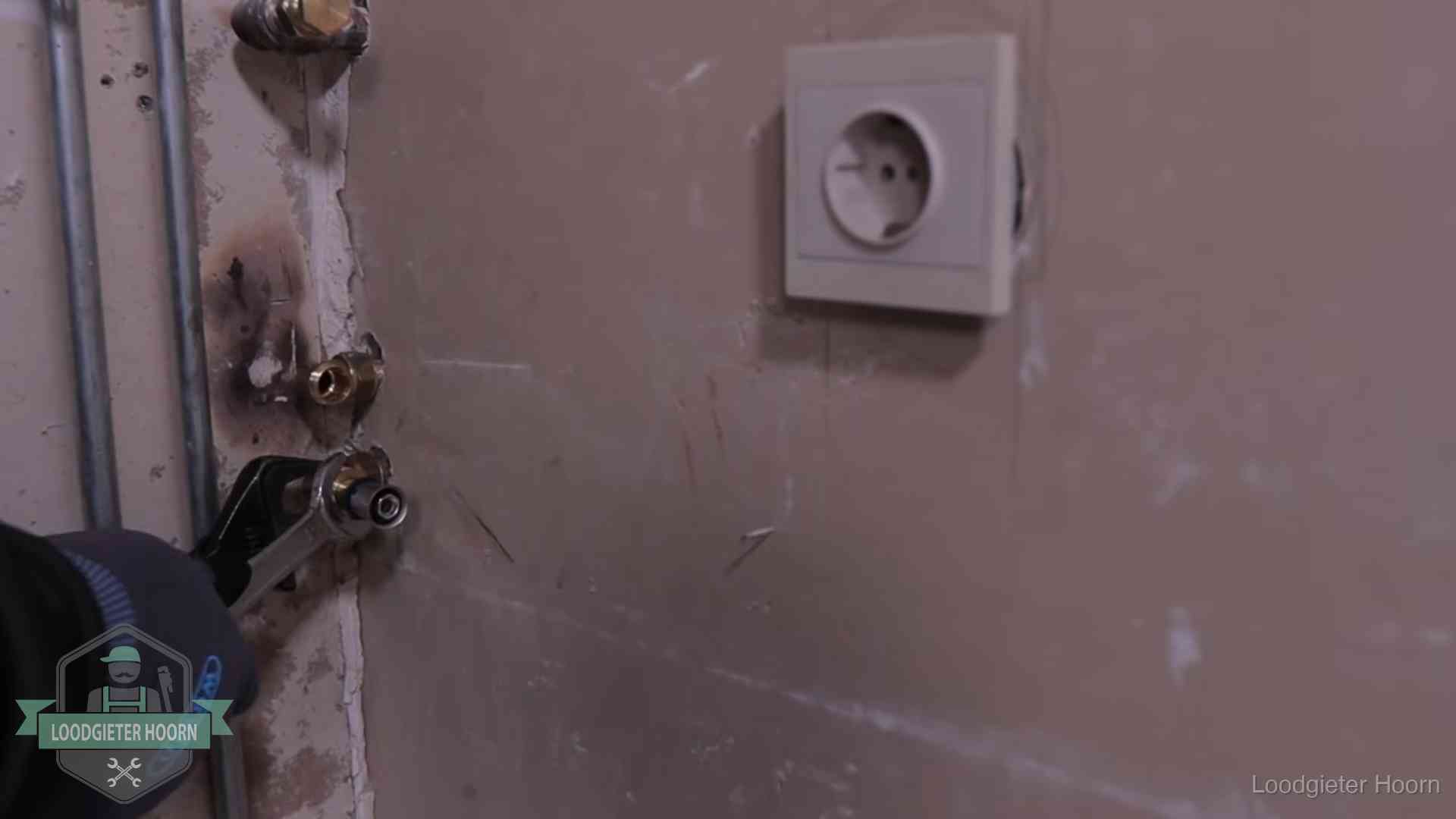 Erkend vakmanschap in Hoorn Monteur draait een perskoppeling vast op een leidingaansluiting in Hoorn