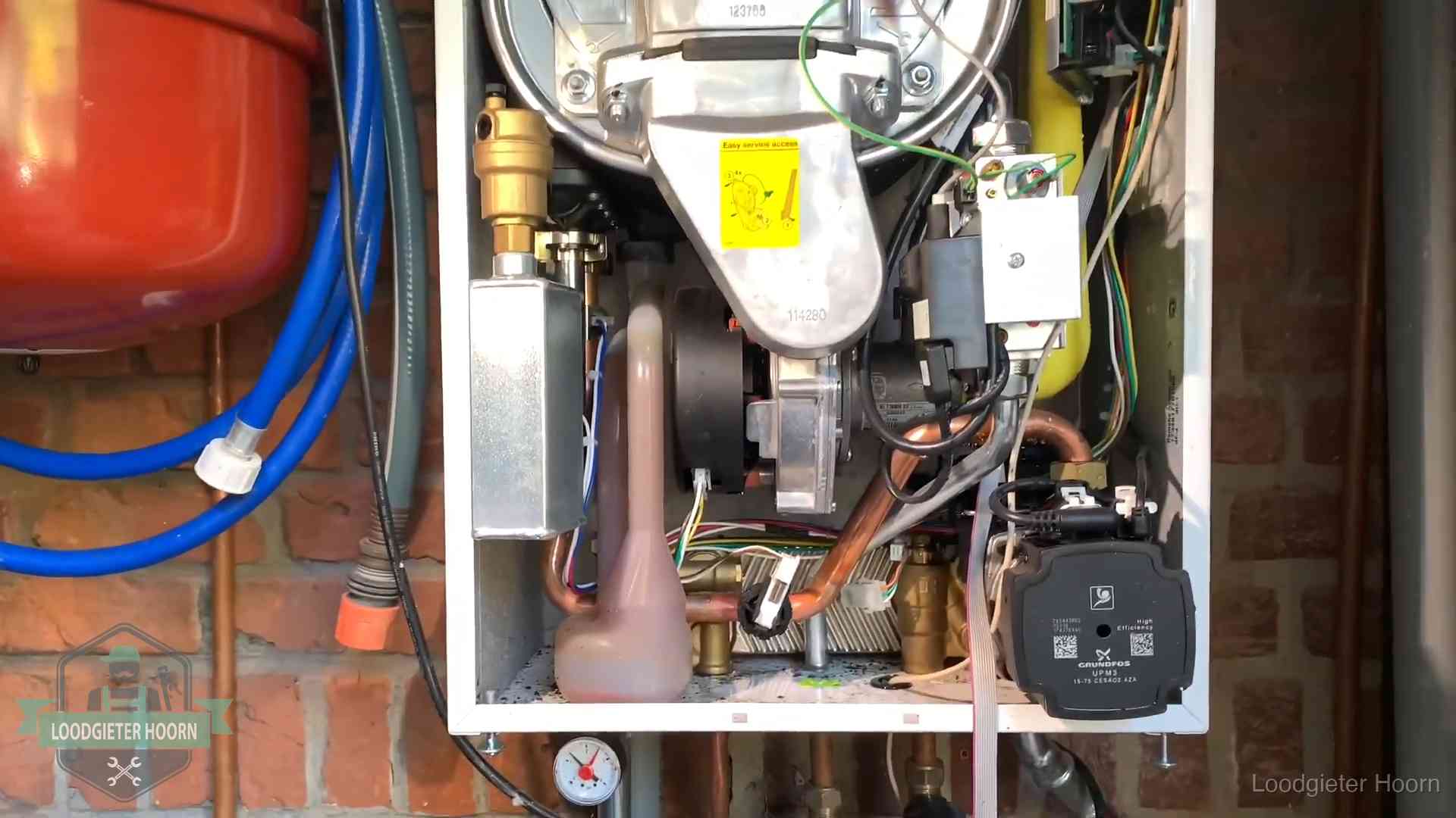Geopende cv-ketel met rood expansievat in een woning in Hoorn