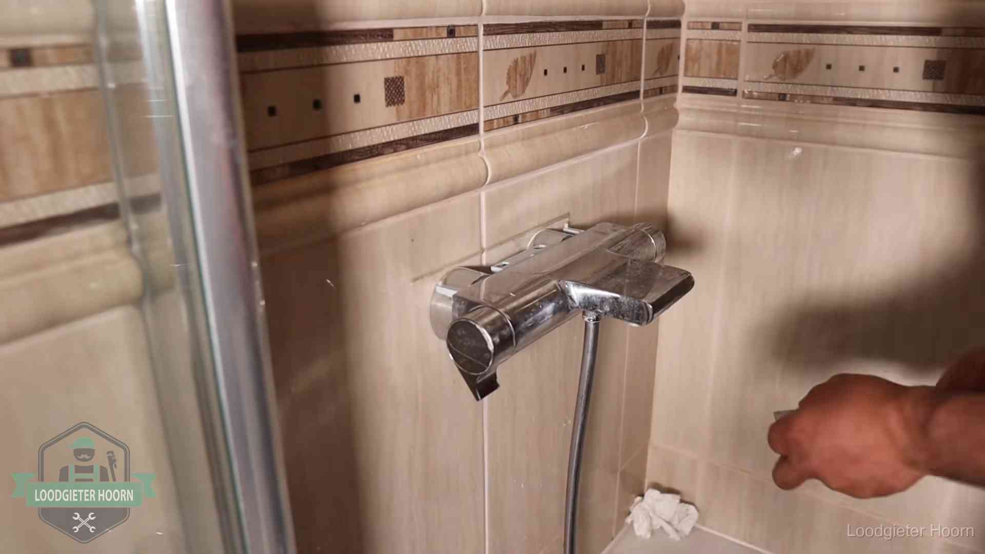 Verkalkte douche-mengkraan in Hoorn, hetzelfde kalk dat zich in de warmtewisselaar afzet