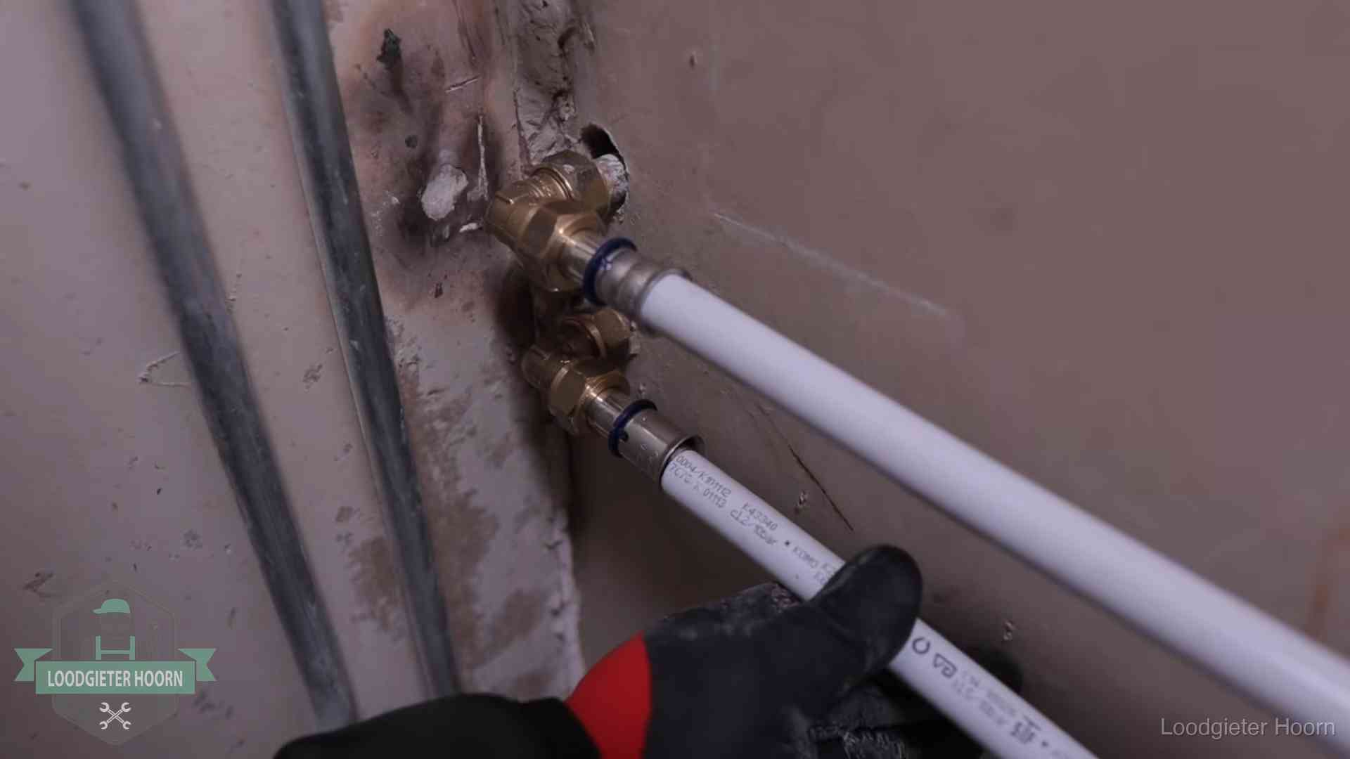 Kwaliteitsnormen voor loodgieterswerk in Hoorn Meerlagenbuizen met keurmerk en rvs persfittingen op muuraansluitingen in Hoorn