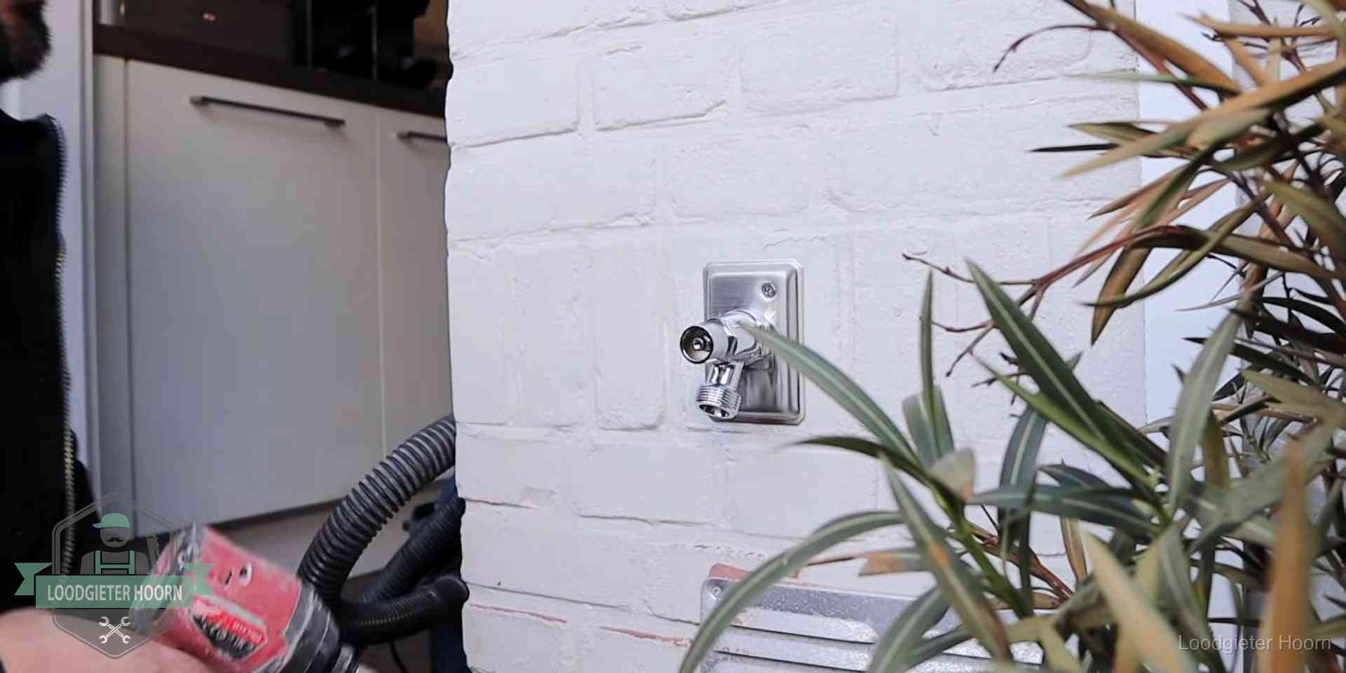 Daklek of leidinglek testen in Hoorn Chromen kraan op een muurplaat bij een woning in Hoorn, dichtdraaien is stap een van de lektest