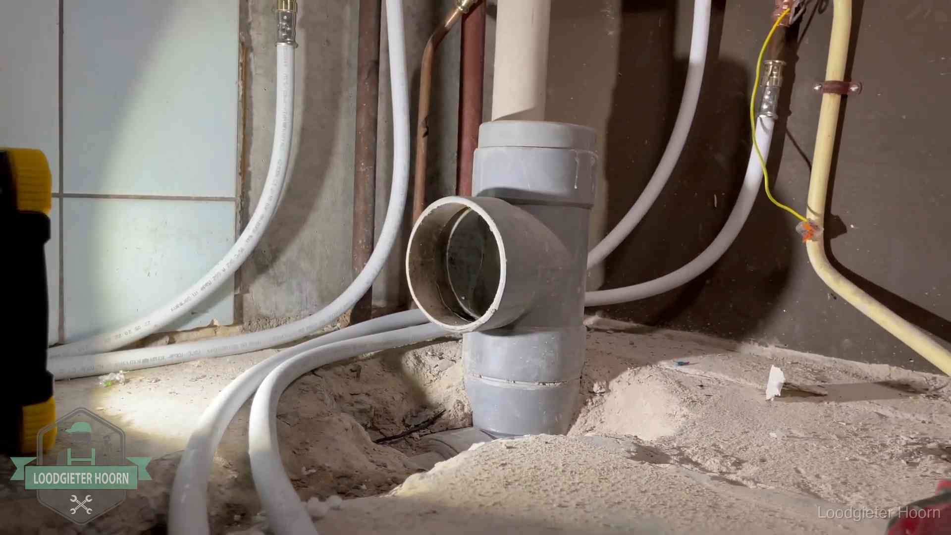Vocht in kelder of kruipruimte in Hoorn Leidingwerk op de zandbodem van een kruipruimte in Hoorn, waar lekkages en vocht vaak samenkomen