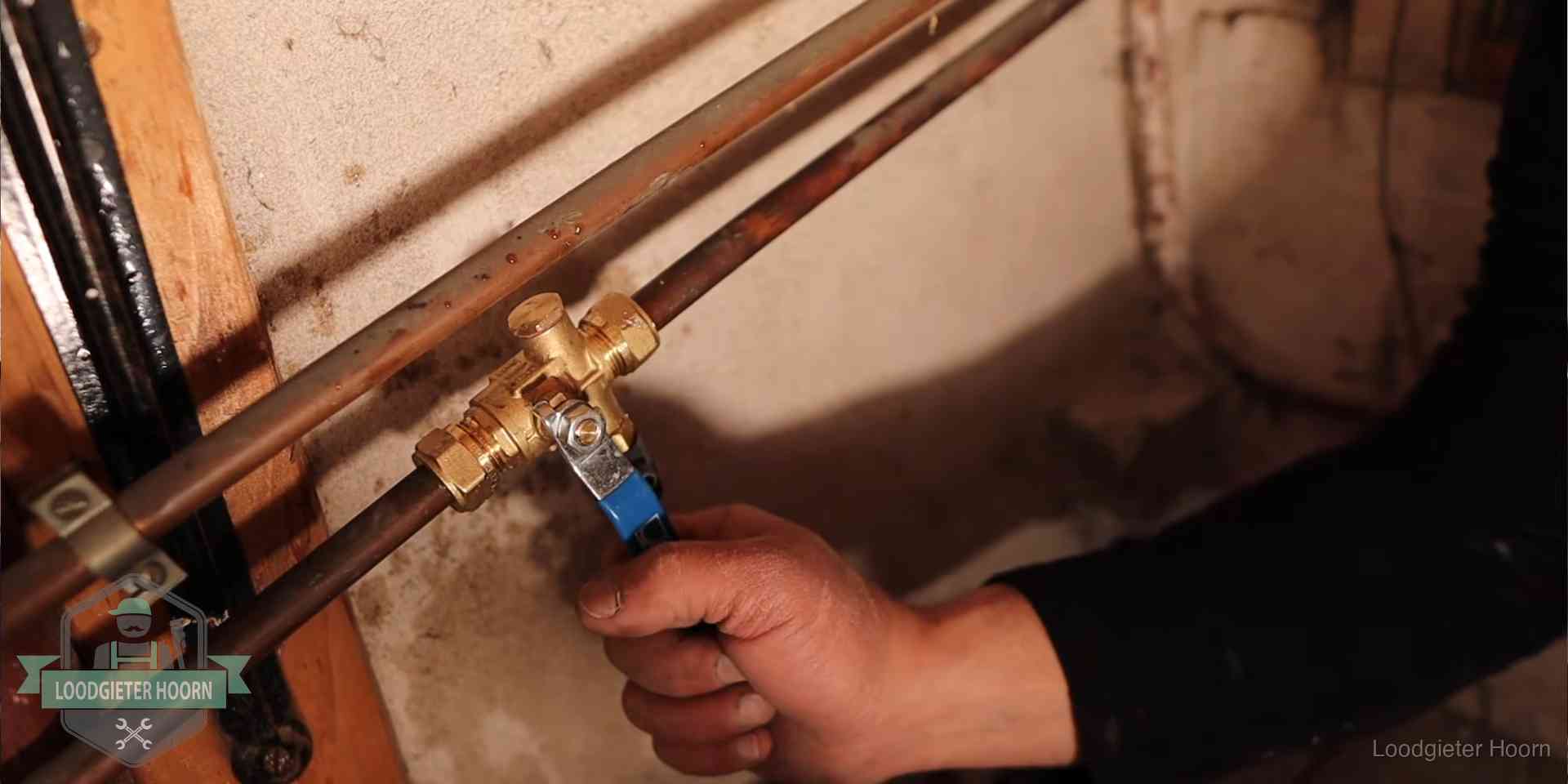 Van opsporen tot herstel in Hoorn Loodgieter monteert een messing kraan op oude koperen leidingen na lekdetectie in Hoorn