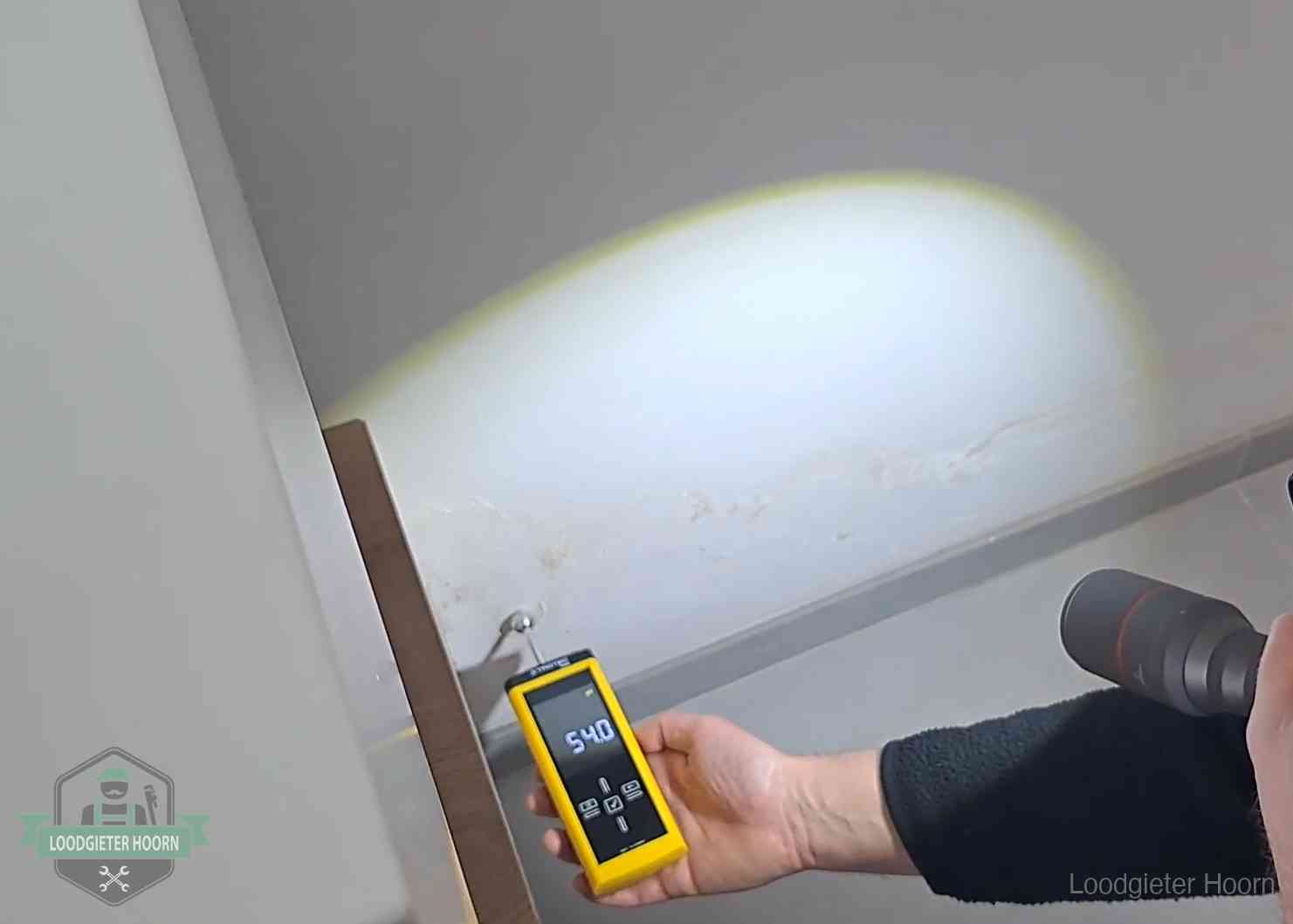 Lekdetectie-technieken in Hoorn Vochtmeter tegen een natte wand met lekkagesporen in Hoorn