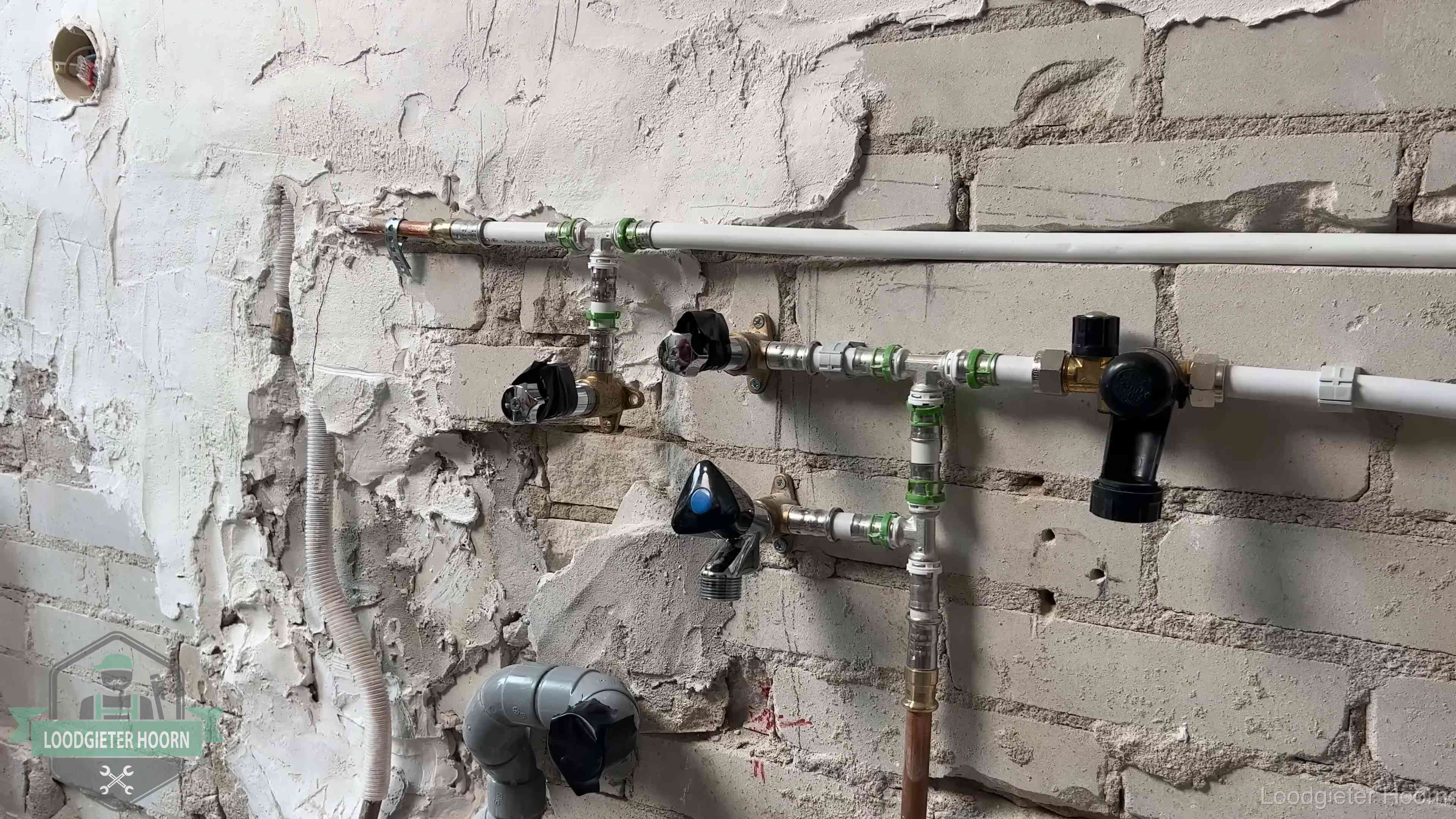 Diensten van ons loodgietersbedrijf in Hoorn Nieuw aangelegd leidingwerk met persfittingen tijdens een verbouwing in Hoorn