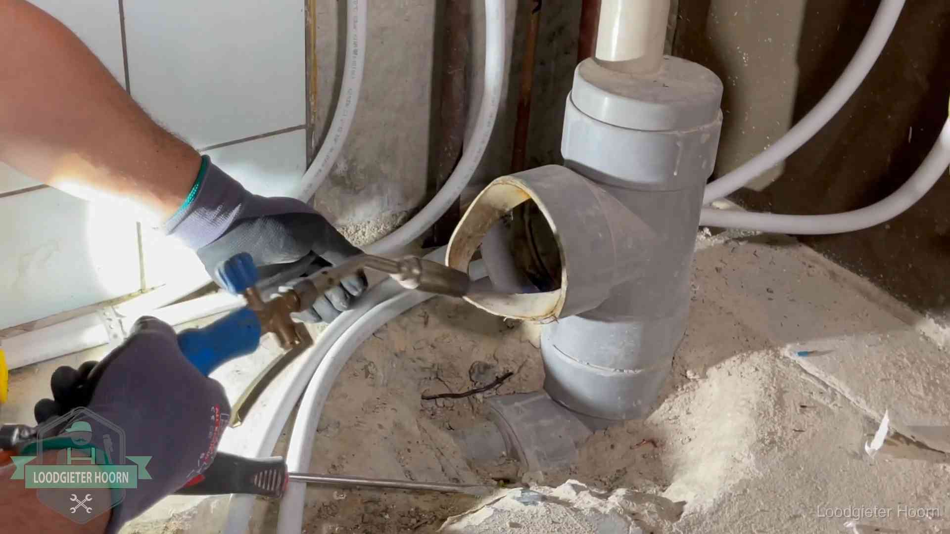 Vakmanschap van onze loodgieters in Hoorn Loodgieter werkt met brander en messing kraanwerk aan leidingen in Hoorn