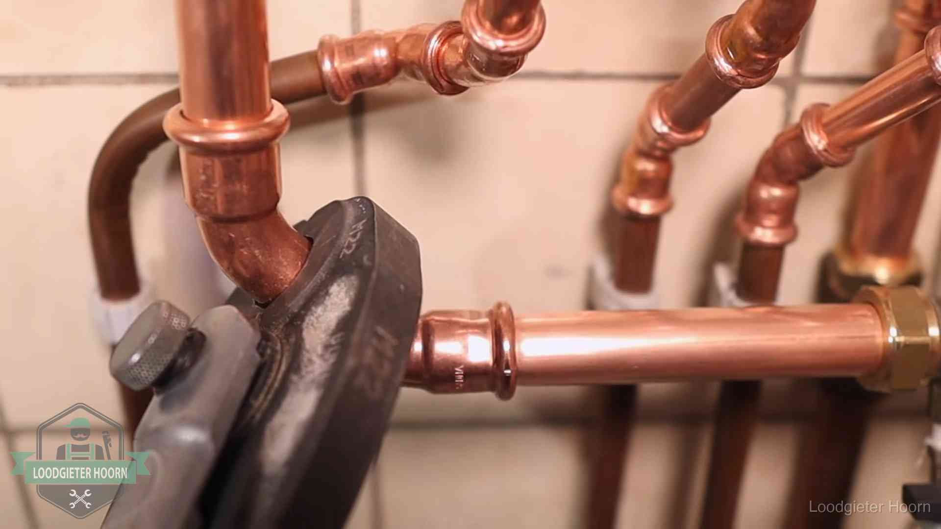 Werkwijze van ons loodgietersbedrijf in Hoorn Persmachine perst een koperen fitting op nieuw leidingwerk in Hoorn
