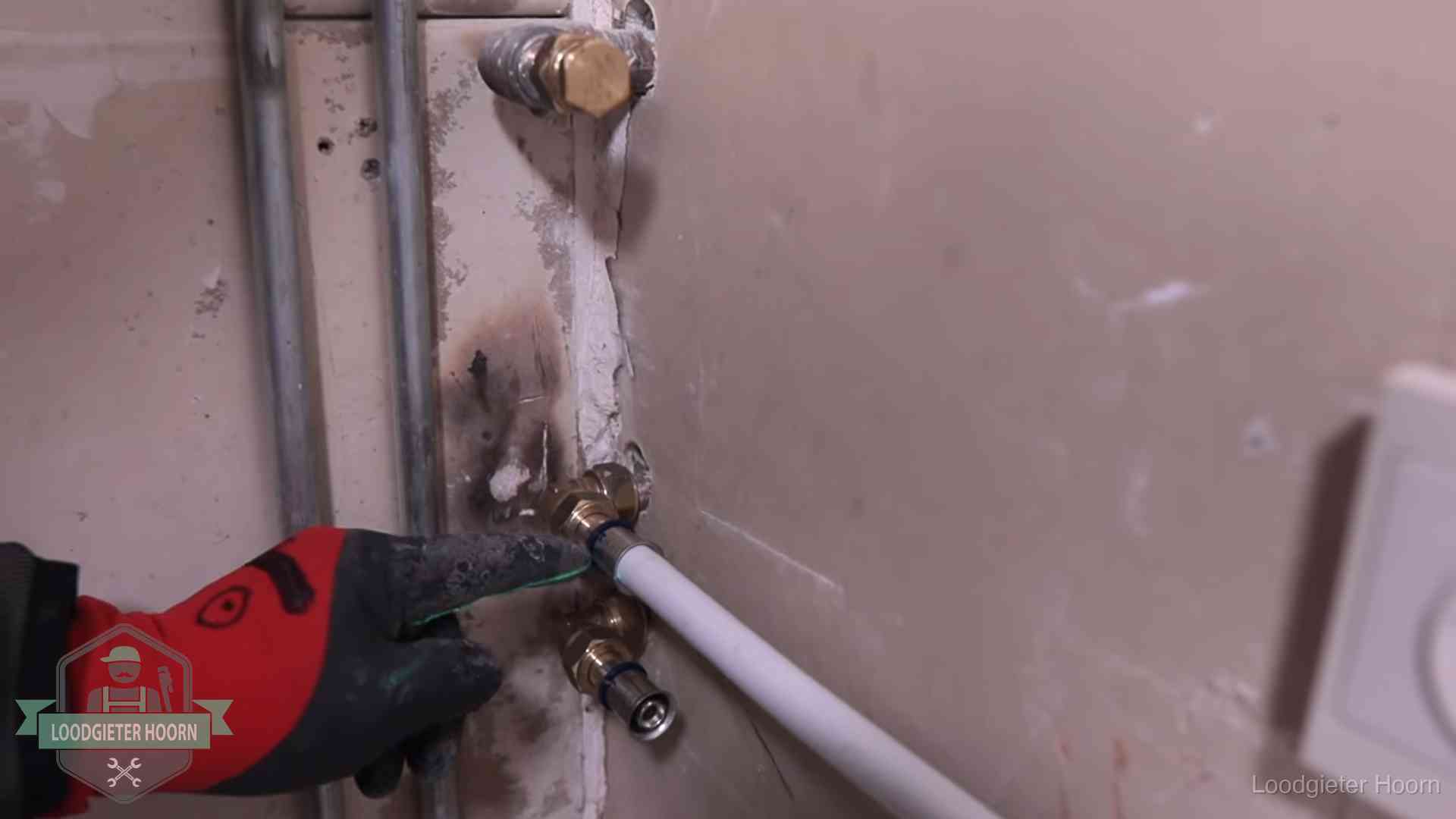 Garantie op loodgieterswerk in Hoorn Loodgieter wijst de persfitting op nieuwe muuraansluitingen aan in een woning in Hoorn