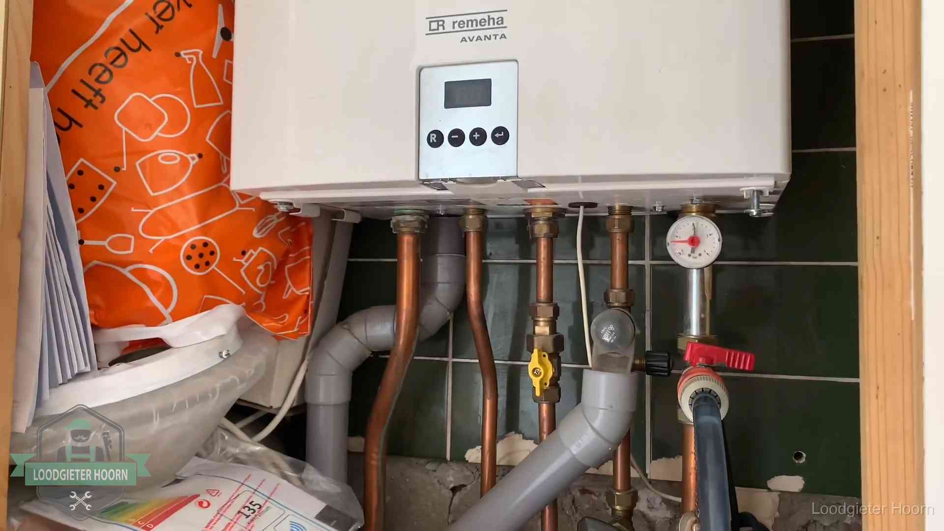 Oudere Remeha cv-ketel in een ketelkast in een woning in Hoorn