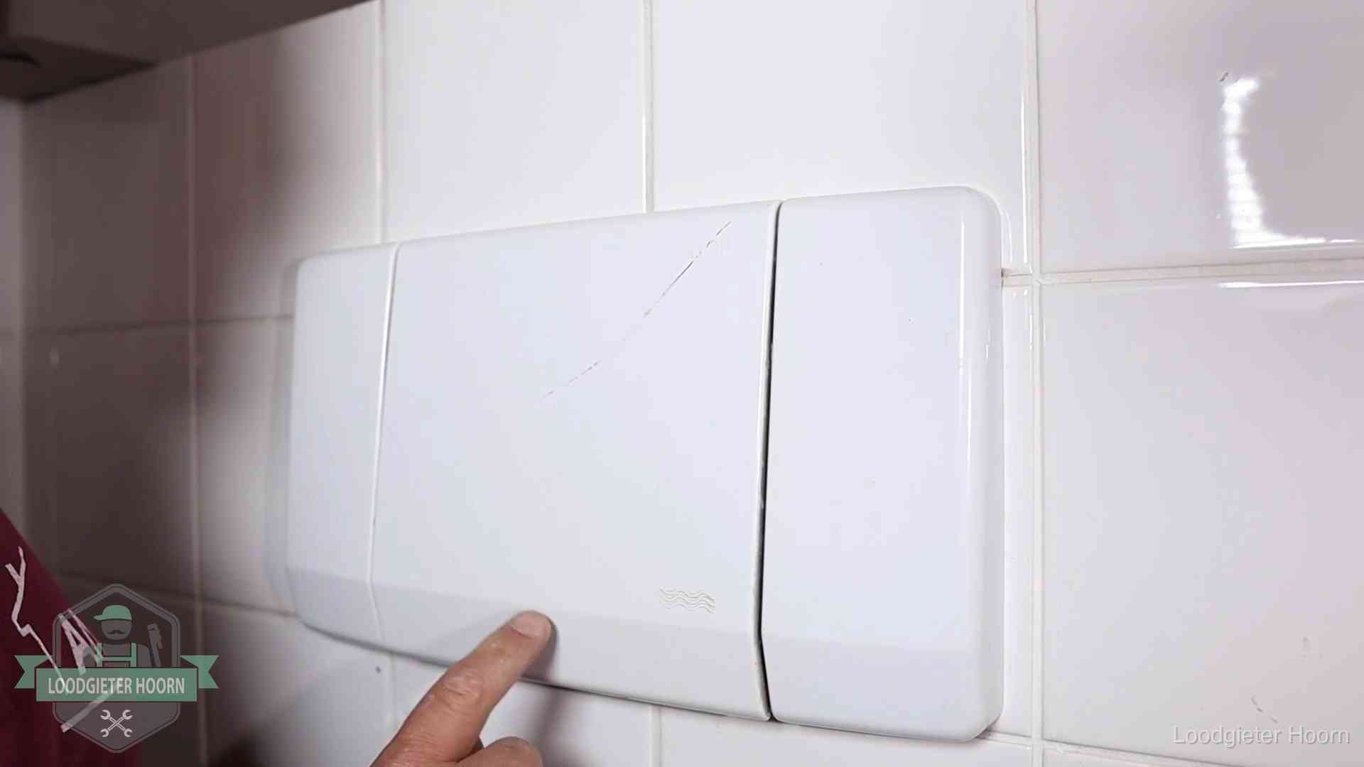 Bedieningspaneel van een inbouwreservoir van een hangend toilet in Hoorn