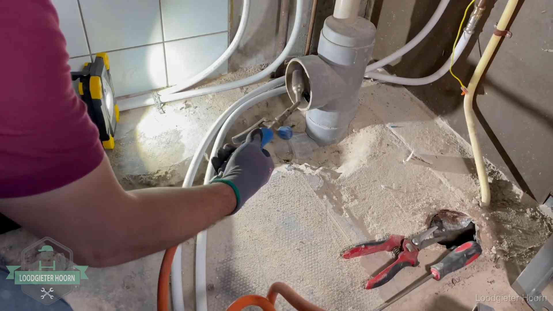 Standleiding en gedeelde leidingen in Hoorn Loodgieter werkt aan leidingen bij een pvc-standleiding in een appartement in Hoorn