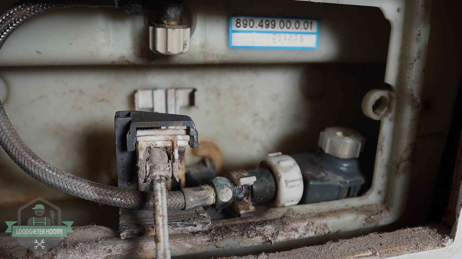 Verkalkt binnenwerk van een stortbak met vlotterkraan in Hoorn