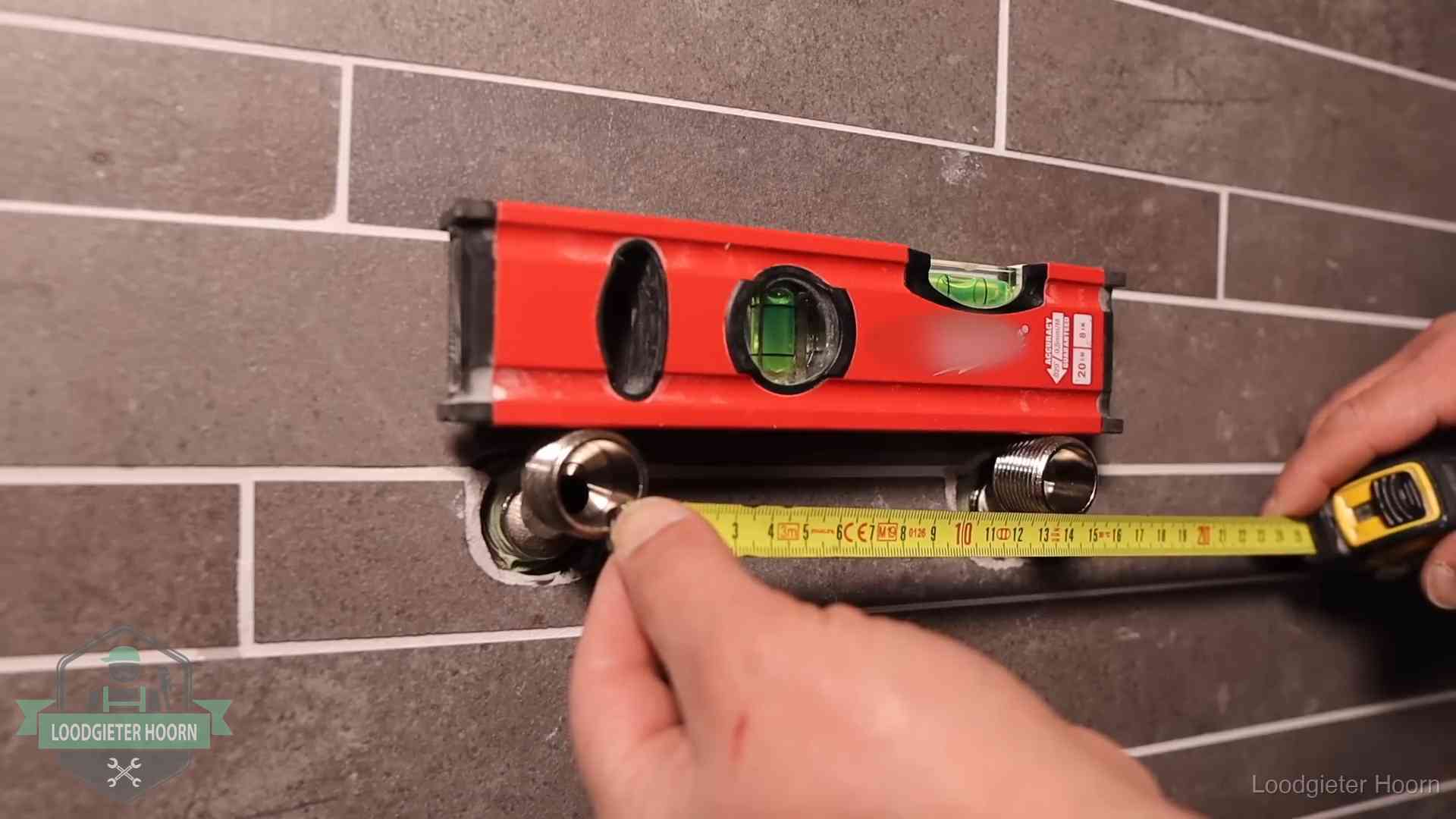 Kwaliteit en je vangnet als klant in Hoorn Waterpas en duimstok bij kraan-aansluitpunten in een badkamer in Hoorn