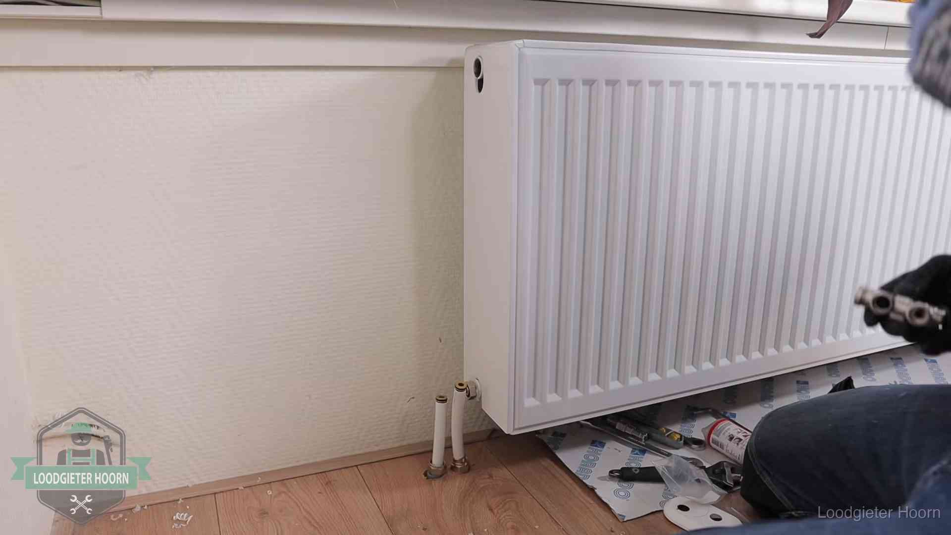 Nieuw gemonteerde radiator in een woonkamer in Hoorn