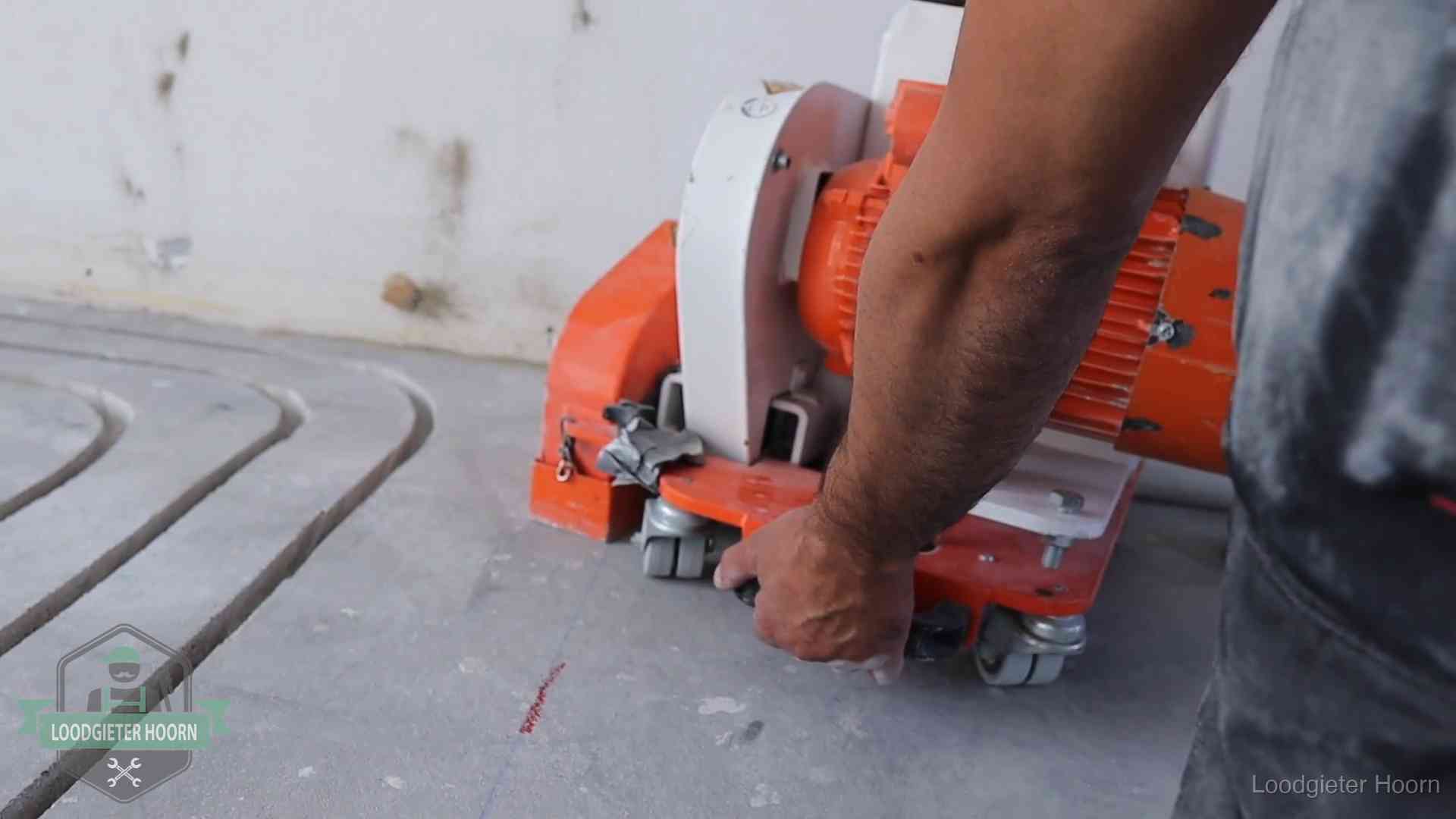 Lekkage in de vloerverwarming opsporen in Hoorn Sleuvenpatroon voor vloerverwarming in de dekvloer van een woning in Hoorn