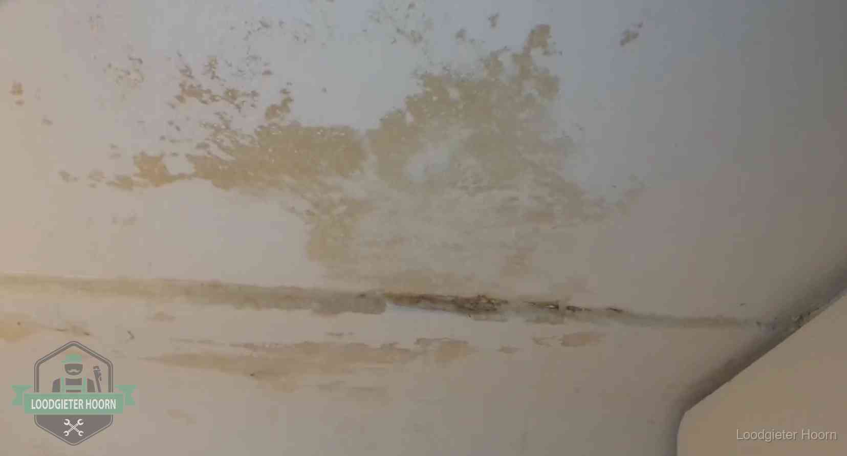 Watervlekken op een plafond in Hoorn, schade die je bij de verzekering meldt