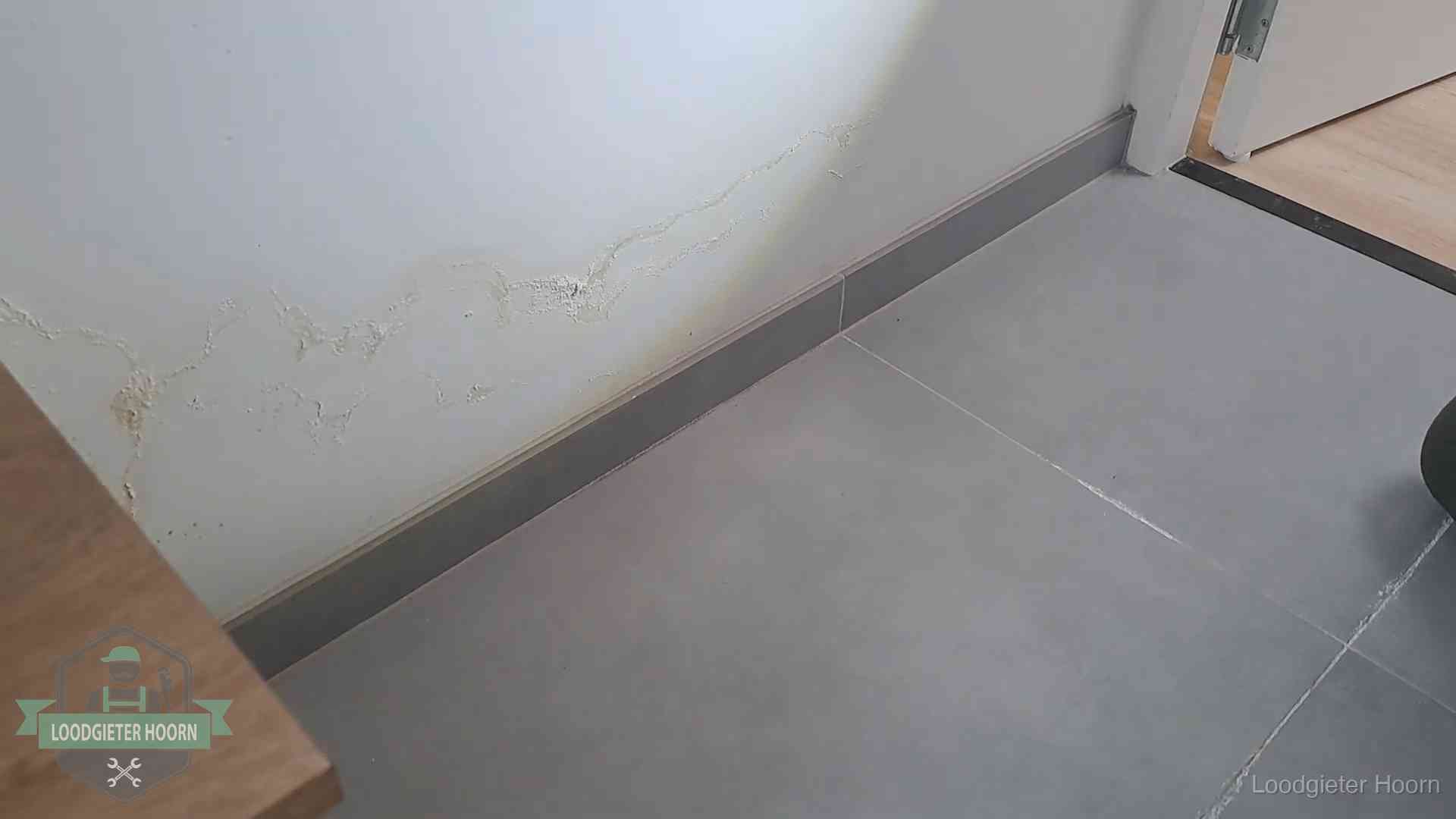 Verzekering en daklekkage in Hoorn Waterschade met kalkuitbloeiing op een binnenwand in Hoorn, vastgelegd voor de verzekering