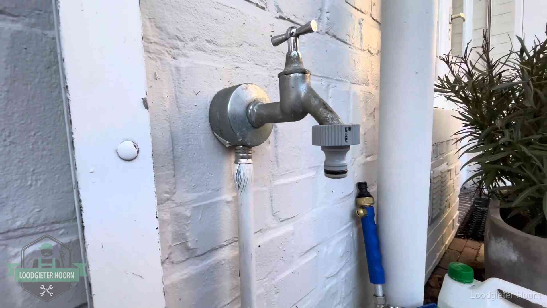Hoge waterrekening in Hoorn Buitenkraan met slangaansluiting bij een woning in Hoorn, sluipverbruik zie je terug op de waterrekening