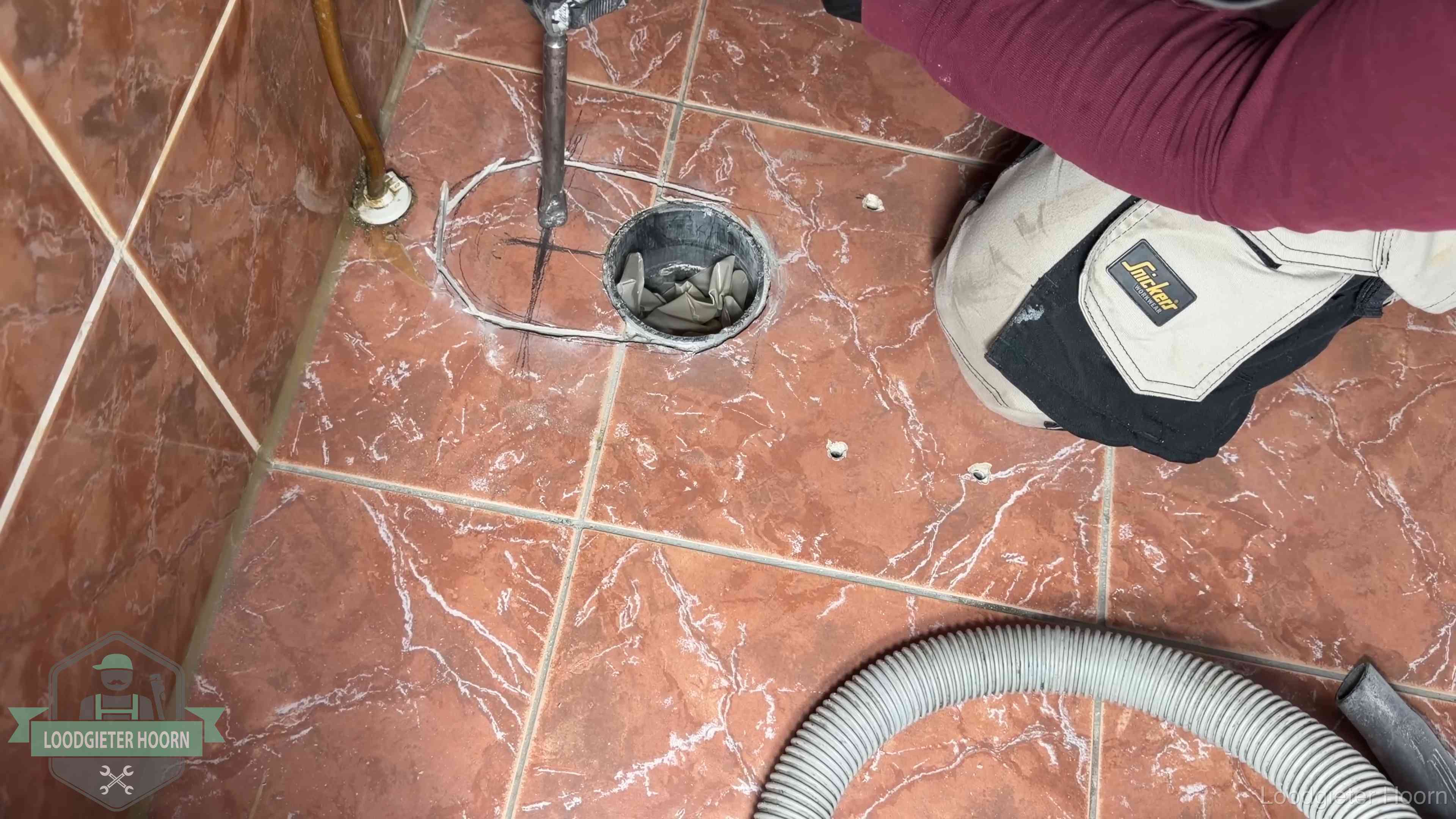 Open rioolaansluiting in de vloer waar de wc-pot is gedemonteerd in Hoorn