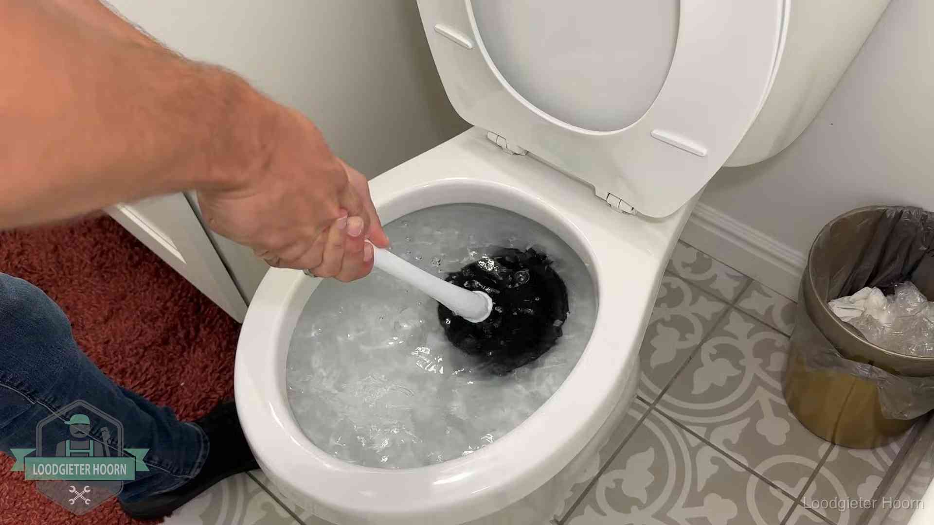 Zelf de wc ontstoppen met een plopper in Hoorn, het water kolkt in de pot