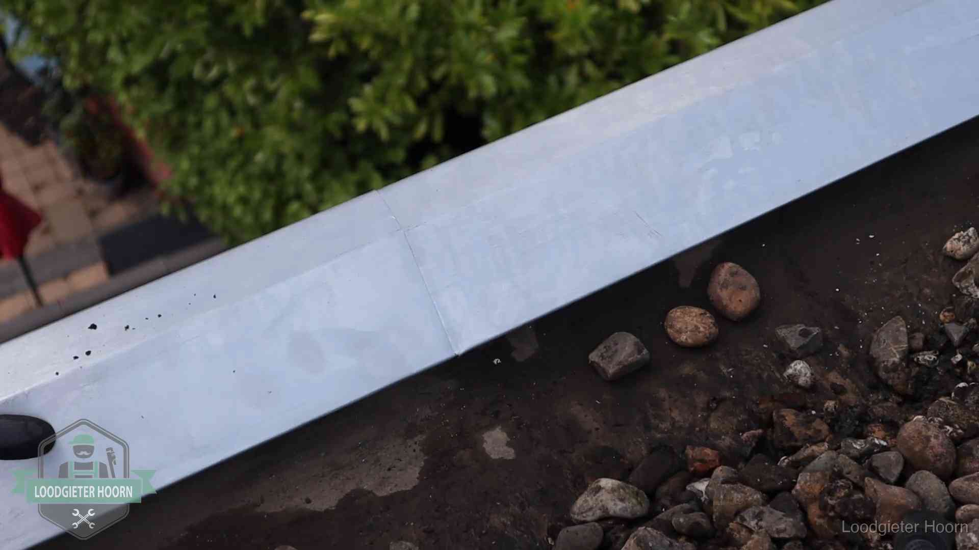 Garantie op dakwerk in Hoorn Strak gesoldeerd naaddetail in een zinken daktrim op een dak in Hoorn